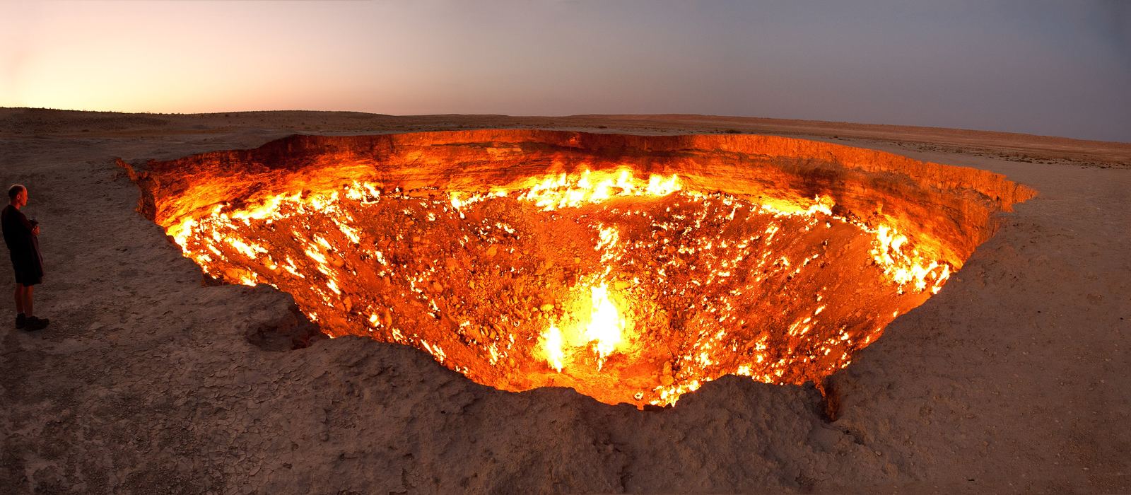 El cráter de gas de Darvaza ardiendo en el desierto del Karakum