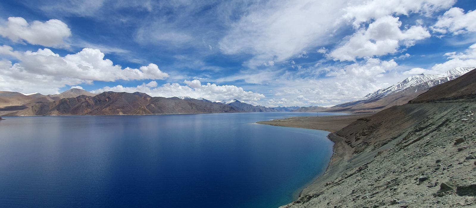 Le acque blu del Pangong Tso con le montagne del Ladakh orientale