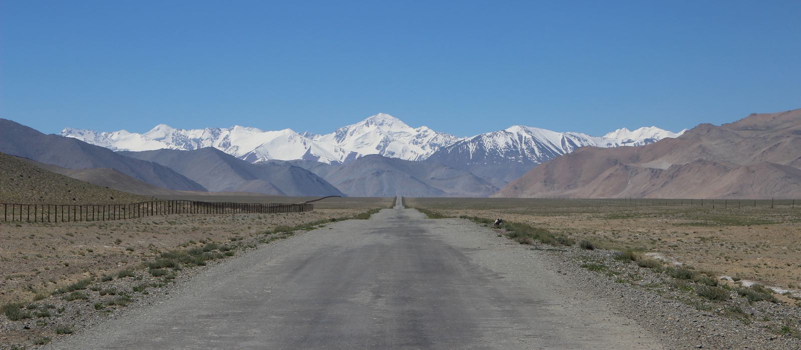 La Pamir Highway verso le cime innevate, vicino al lago Karakul