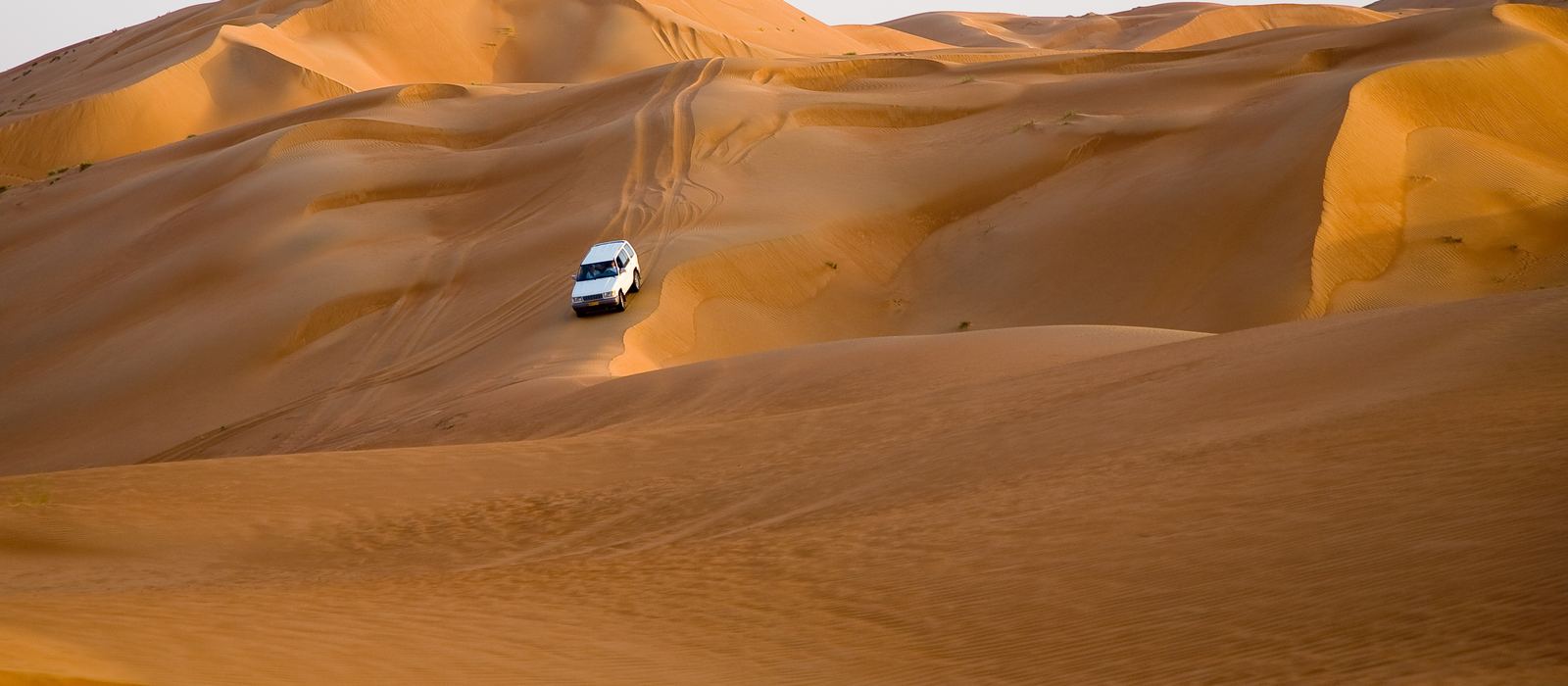 Un fuoristrada sulle dune dorate delle Wahiba Sands