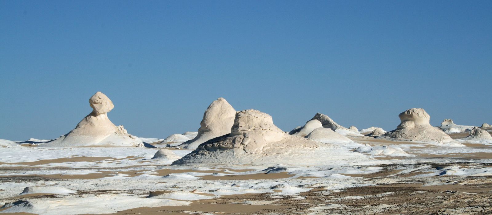 Formazioni di roccia calcarea bianca nel Deserto Bianco